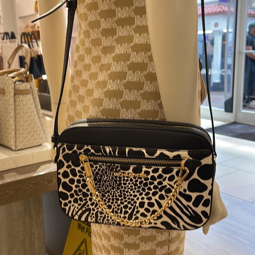 MICHAEL KORS JET SET LARGE EAST WEST ZIP POCKET CHAIN XBODY BLACK
NWT - Picture 7 of 16